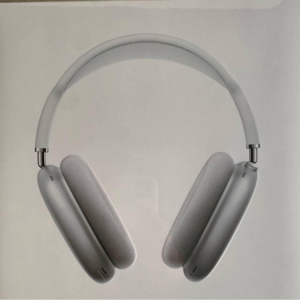 AirPods Max with smart case